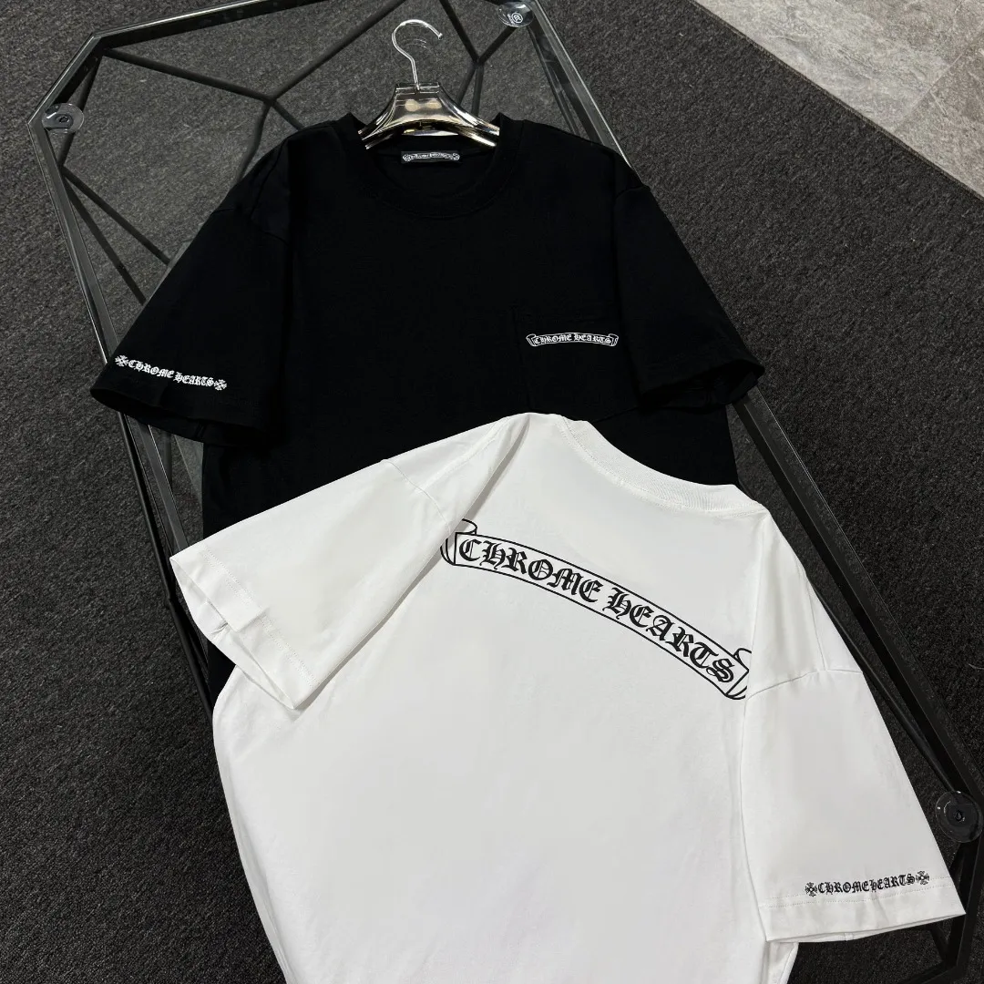 P170 Chrome Hearts Chrome Hearts 25 high-end versions. The fabric is made of 300 grams of high-density pure cotton. It does not deform or shrink. It has three labels. It is the same style for men and women. Technology: Digital printing. Color: White. Black. SIZE: S-XL.